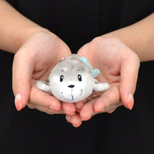 画像をギャラリービューアに読み込む, NICI (ニキ)| キーホルダー winter24 アザラシ ベンテ 10cm