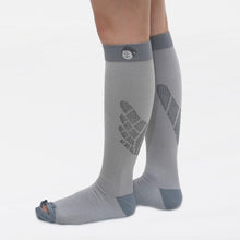 画像をギャラリービューアに読み込む, ベビーゴリラのひとつかみ レッグ グレー 着圧ソックス
